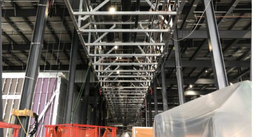 Southland Industries的工程师和设计师使用了多系统或多贸易管道架，将其集成到建筑通道和结构中。礼貌:南国行业